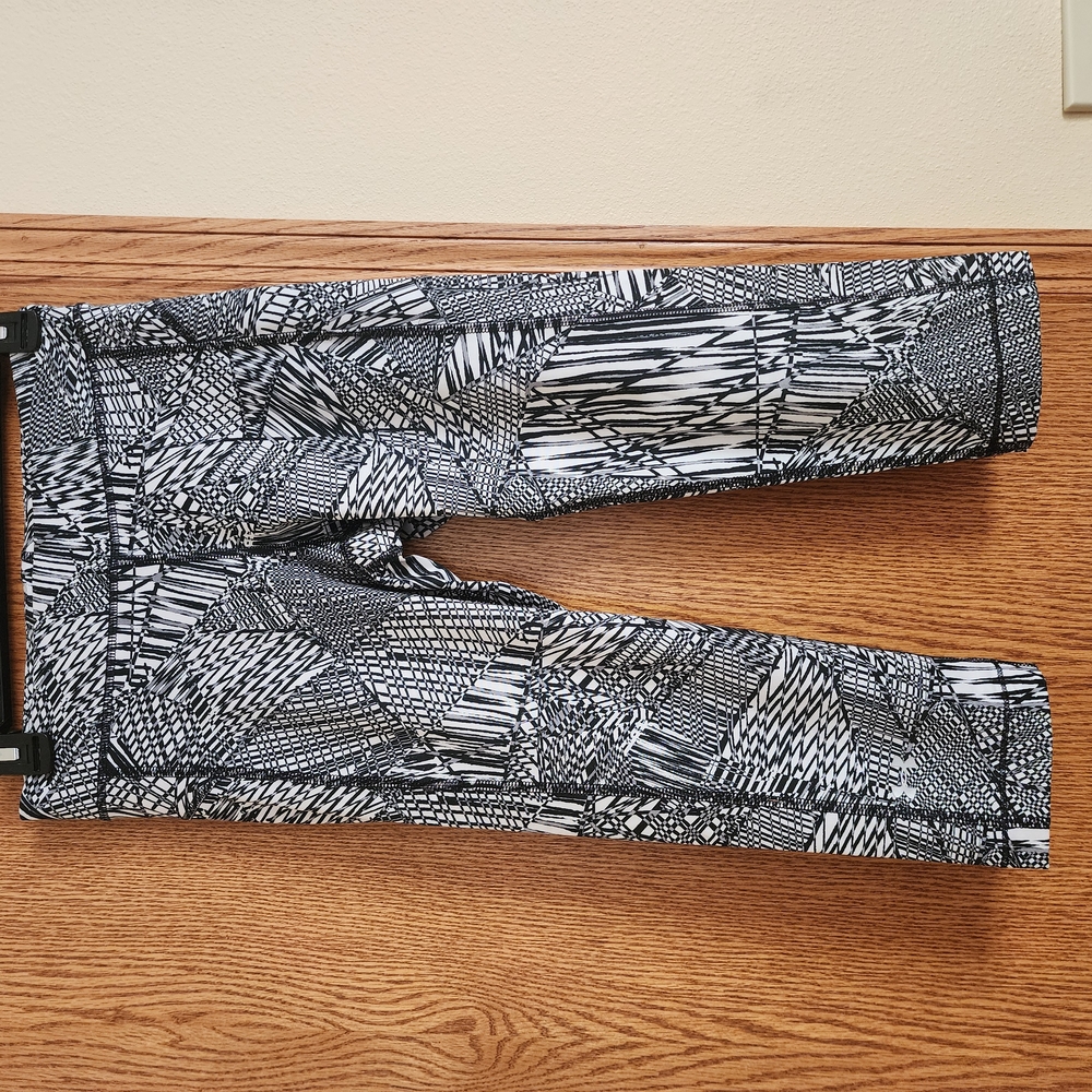 Women's Black and White Patterned Capris Leggings